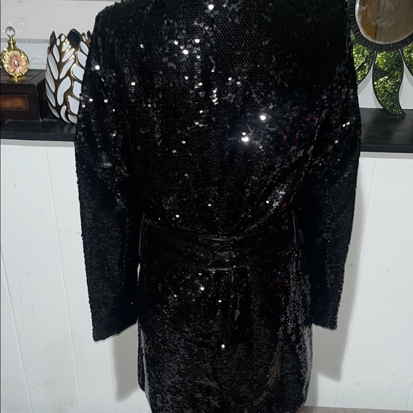 VENUS Shimmering Black Sequin Blazer - Picture 4 of 8